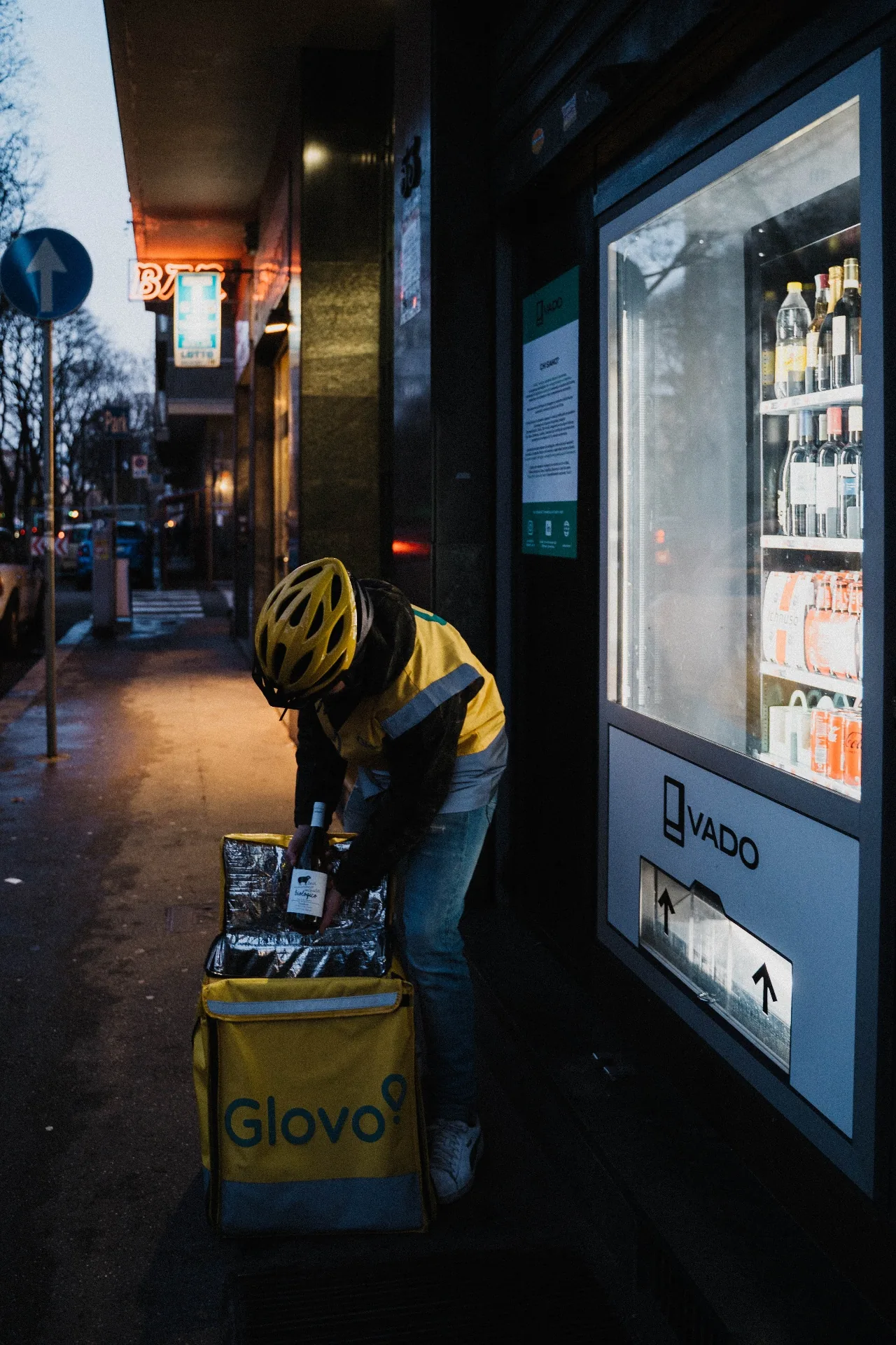 Rider Glovo ritira un ordine da una vending machine VADO in strada